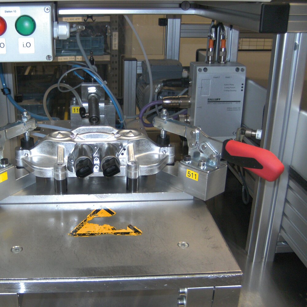 картинка Горизонтальный шарнирный зажим с красной ручкой АМF 93039 от магазина "Элит-инструмент"