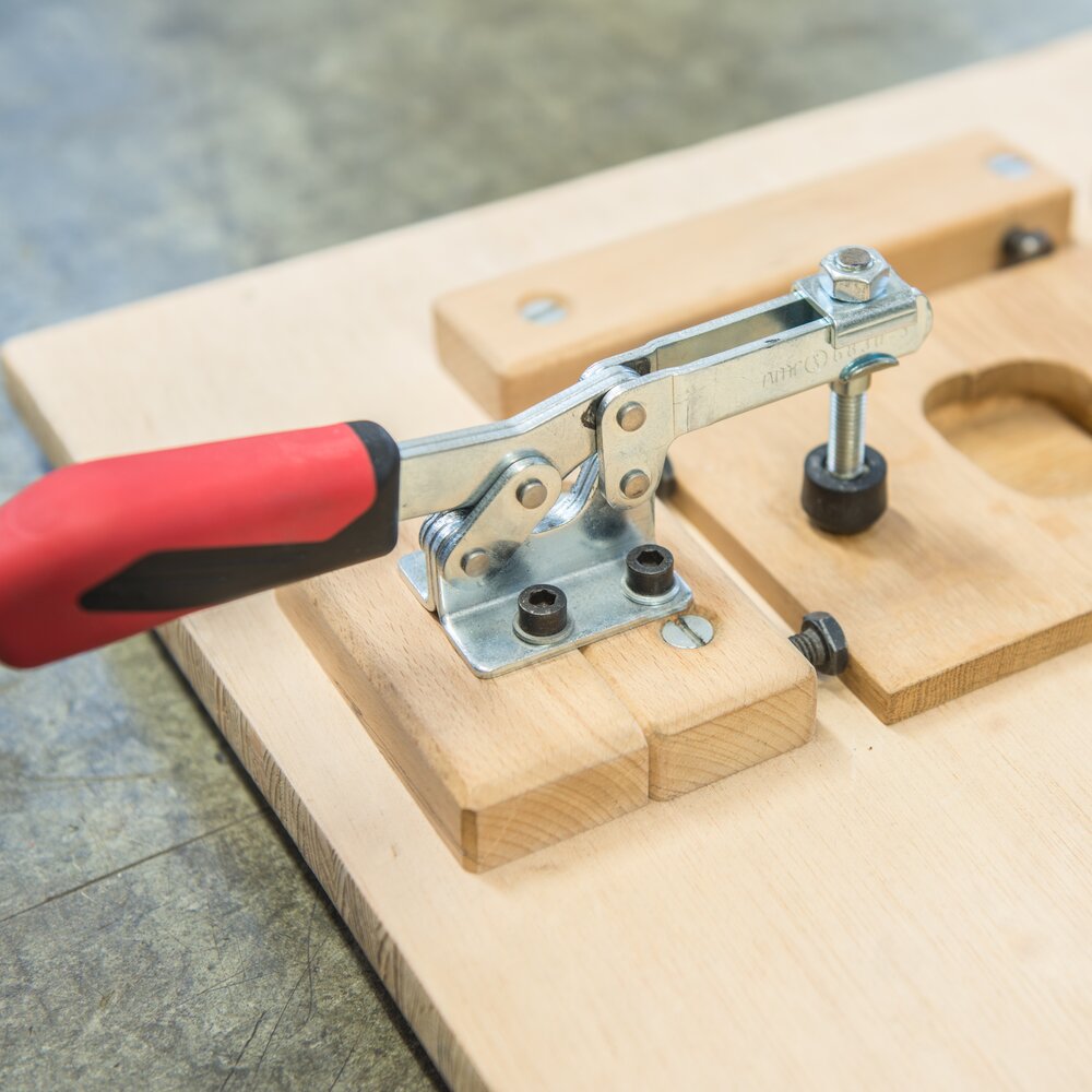 картинка Горизонтальный шарнирный зажим с красной ручкой АМF 93039 от магазина "Элит-инструмент"