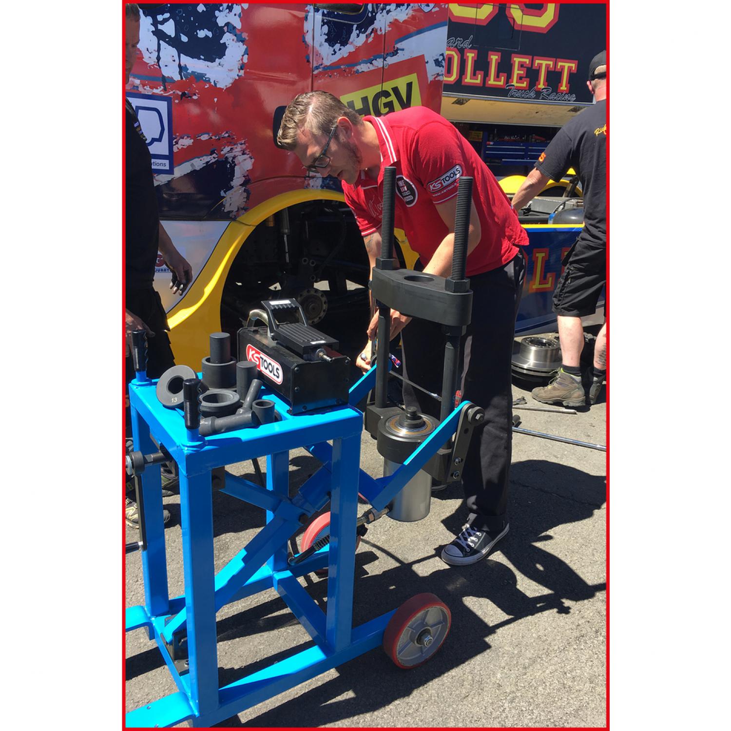 картинка Пресс для шкворня поворотного кулака, 75 т, с комплектом гильз, 29 шт от магазина "Элит-инструмент"