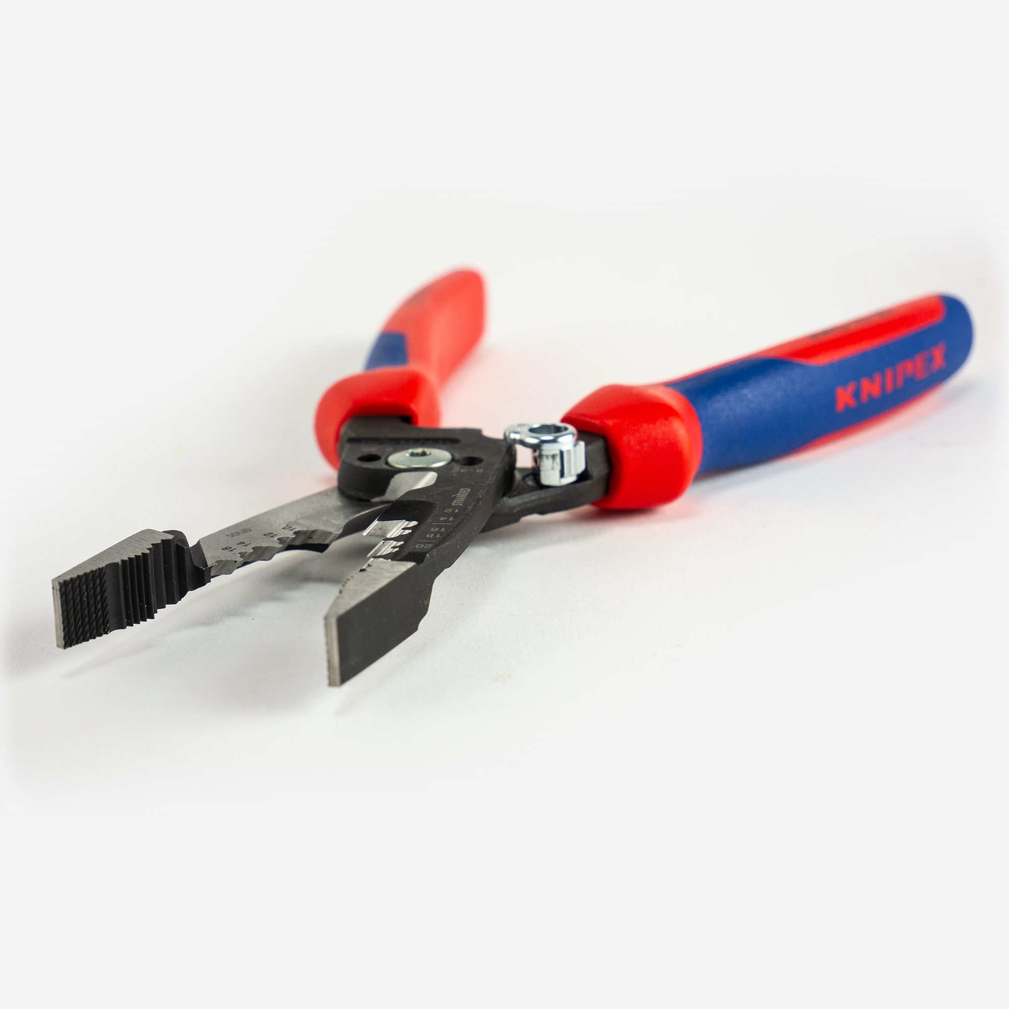картинка KNIPEX WireStripper, многофункциональные клещи для электриков, американская модель KNIPEX 13728200  от магазина "Элит-инструмент"