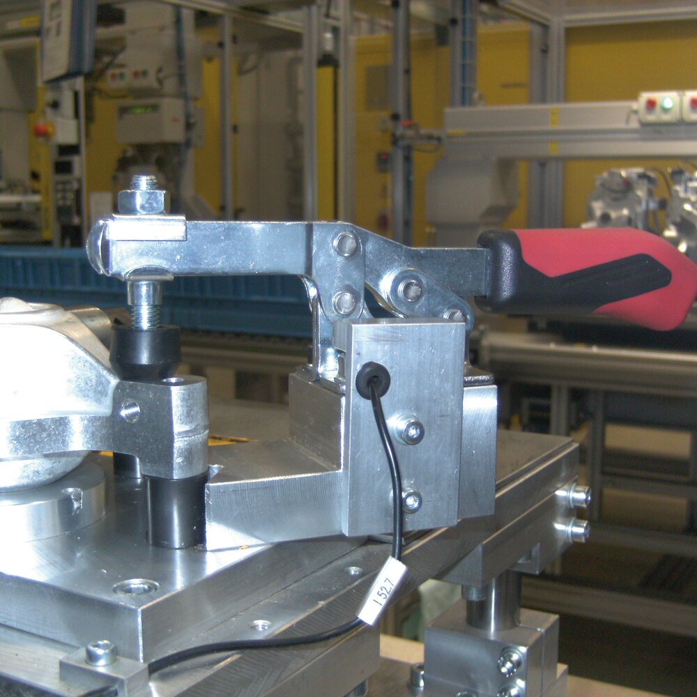 картинка Горизонтальный шарнирный зажим с красной ручкой АМF 93039 от магазина "Элит-инструмент"