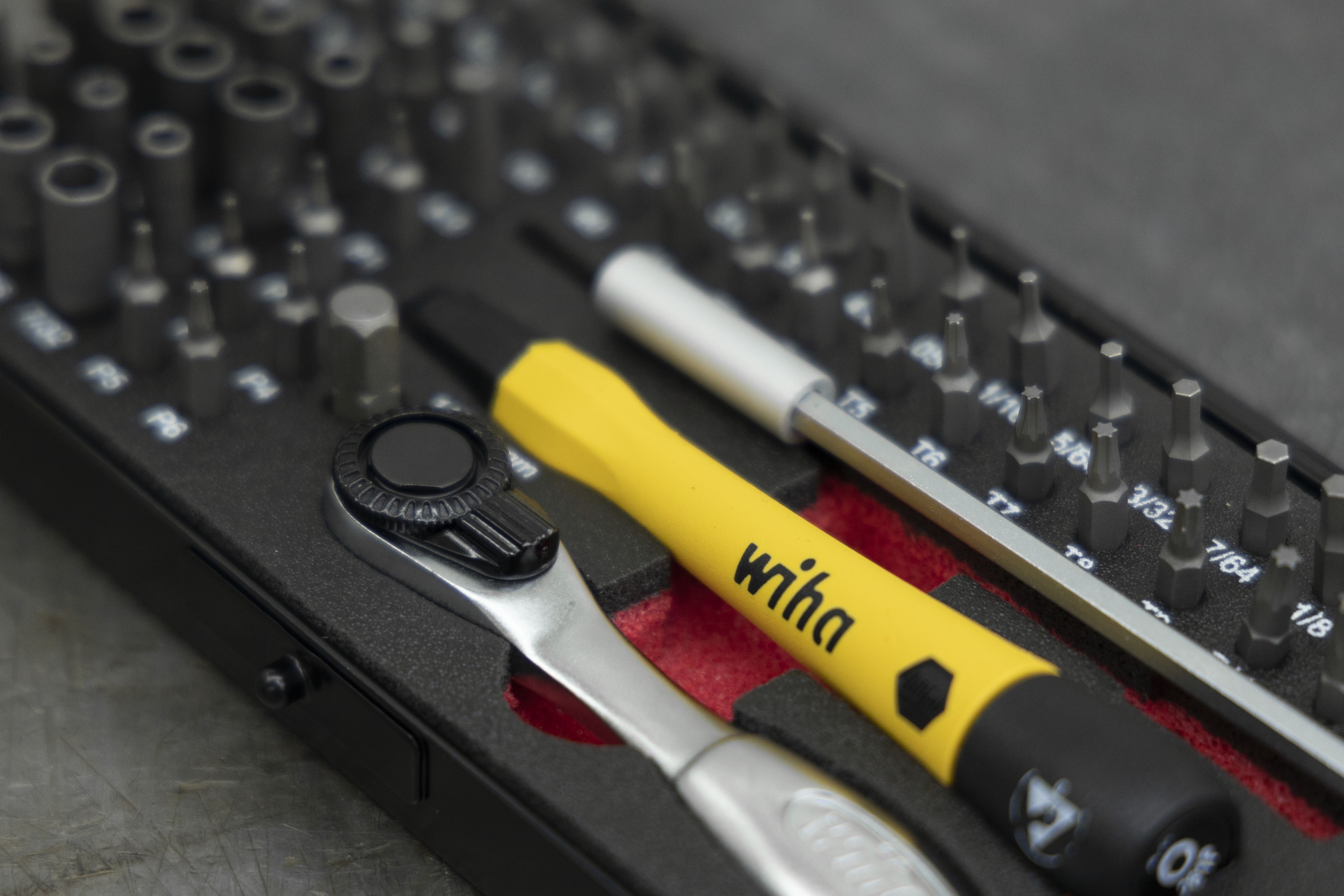 картинка Набор бит Wiha Micro bit Set 7000 SK65 ESD 39971 65 предметов от магазина "Элит-инструмент"