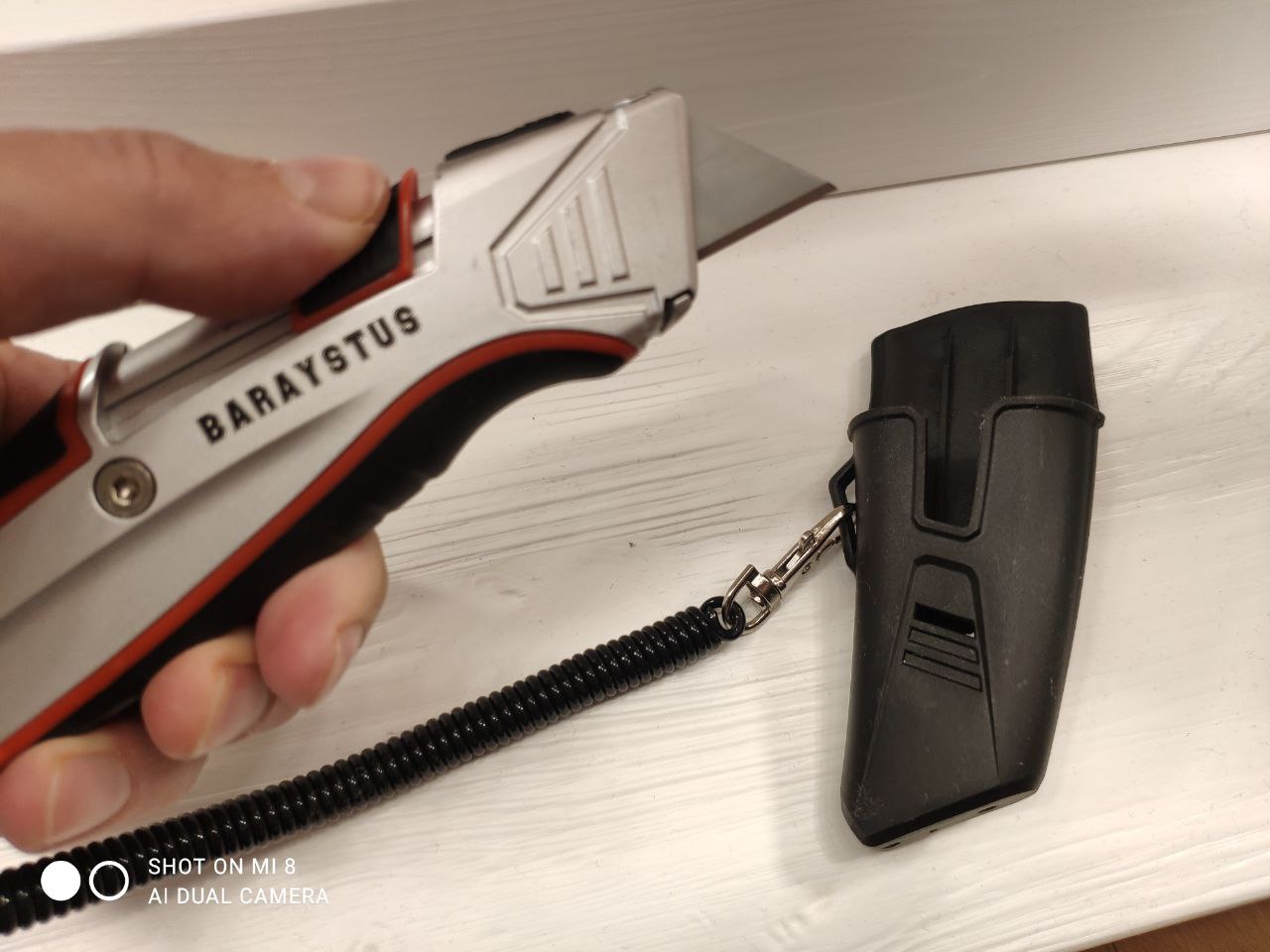 картинка Нож в корпусе из алюминия с резиновой вставкой и ножевым отсеком Baraystus 7833 0160 Plus от магазина "Элит-инструмент"