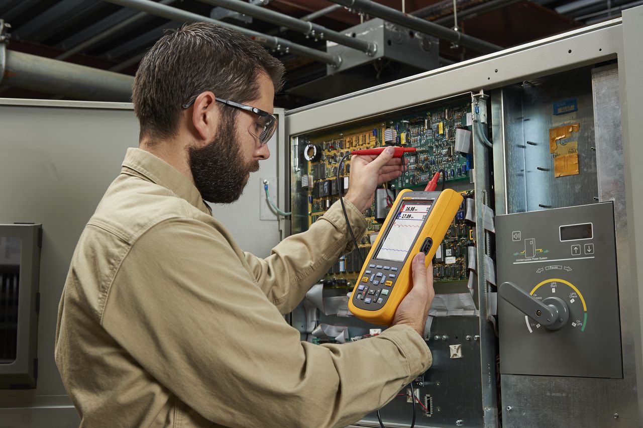 картинка Осциллограф Fluke 124B/INT 4755793 от магазина "Элит-инструмент"