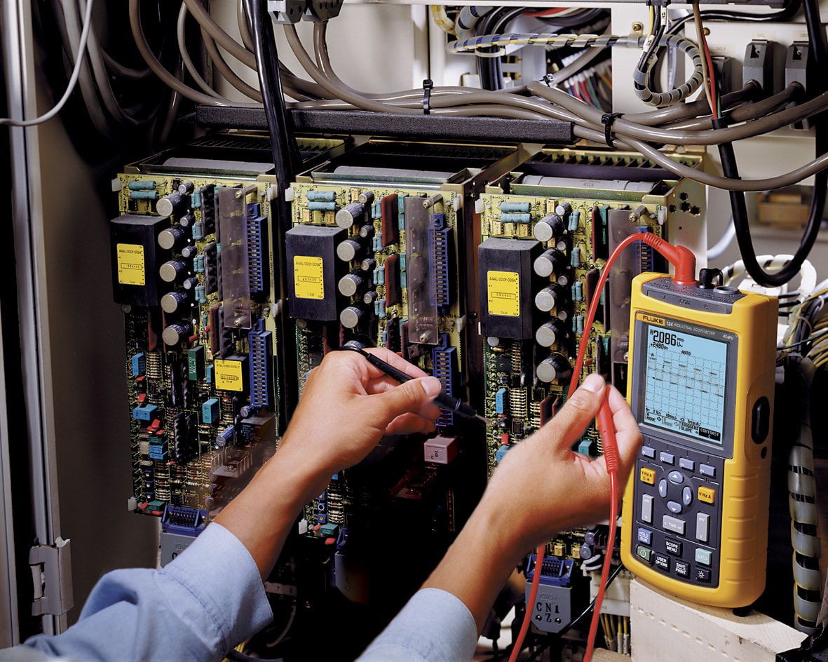 картинка Осциллограф Fluke 124 2064049 от магазина "Элит-инструмент"