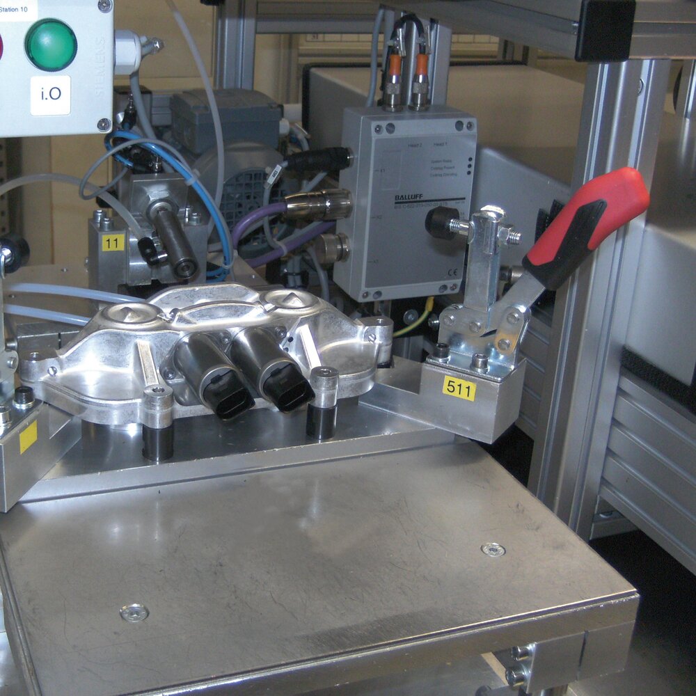 картинка Горизонтальный шарнирный зажим с красной ручкой АМF 95182 от магазина "Элит-инструмент"