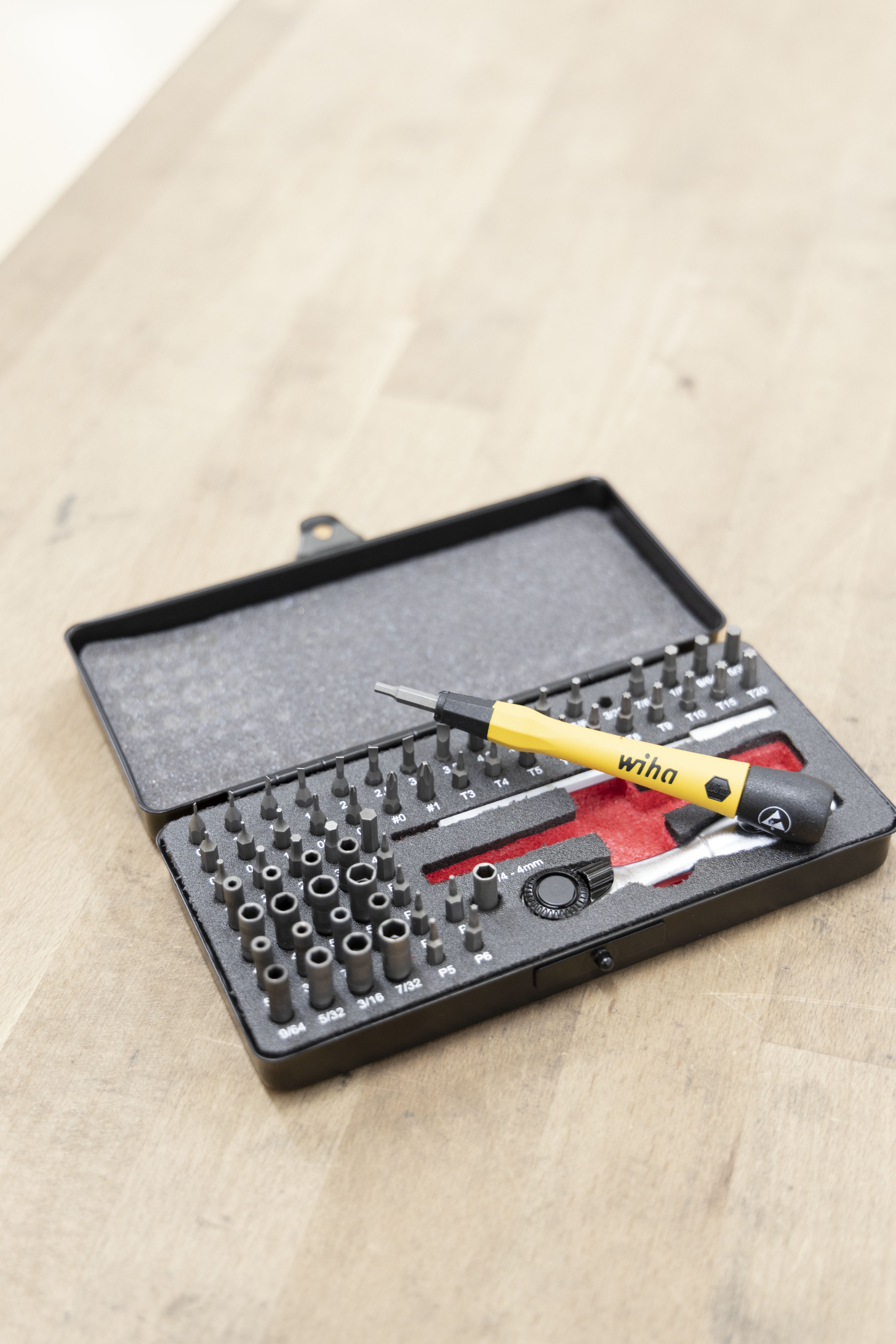 картинка Набор бит Wiha Micro bit Set 7000 SK65 ESD 39971 65 предметов от магазина "Элит-инструмент"
