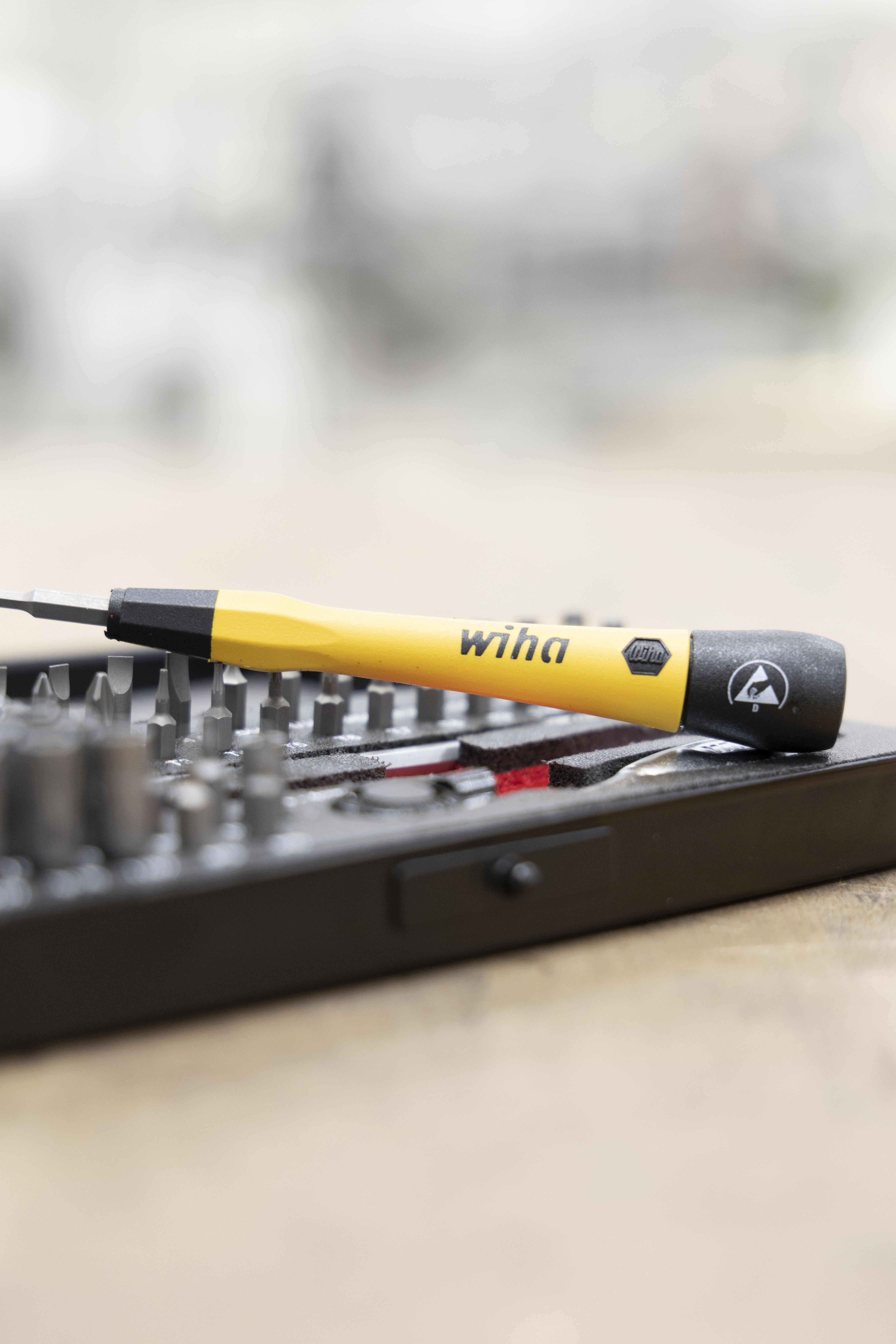 картинка Набор бит Wiha Micro bit Set 7000 SK65 ESD 39971 65 предметов от магазина "Элит-инструмент"