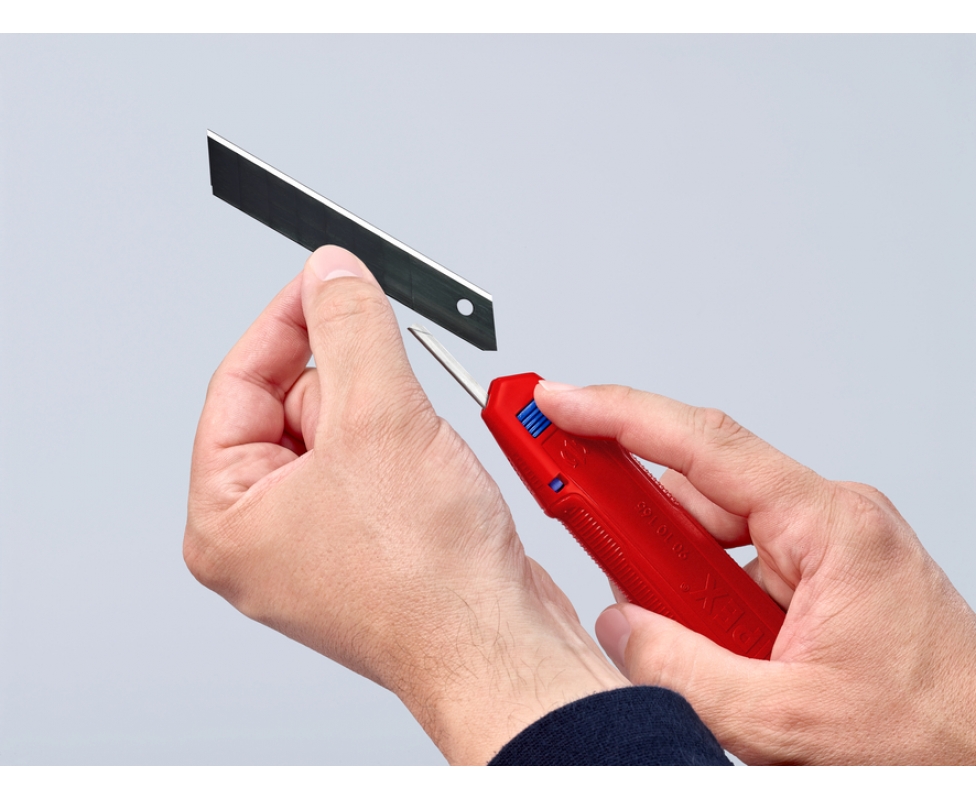 картинка KNIPEX CutiX Нож универсальный, 165 мм, для стандартных отламывающихся лезвий на 18 мм KN-9010165BK от магазина "Элит-инструмент"