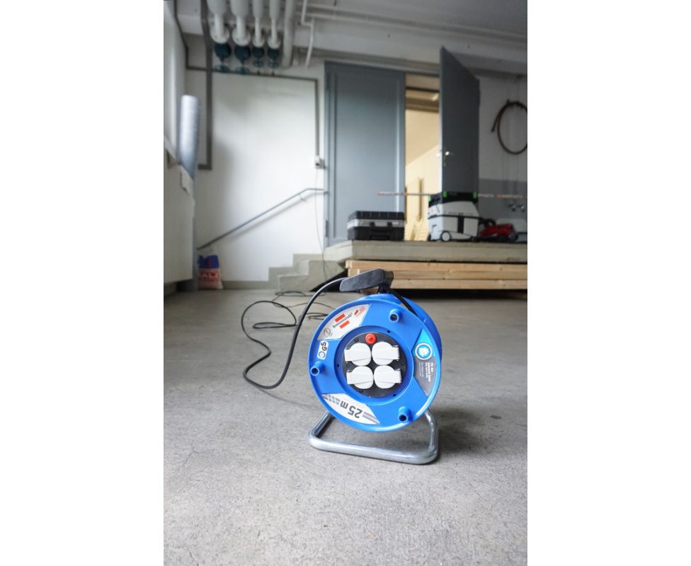 картинка Удлинитель сетевой на катушке 25 м IP20 Brennenstuhl Garant H05VV-F 3G1.5 1218050 от магазина "Элит-инструмент"