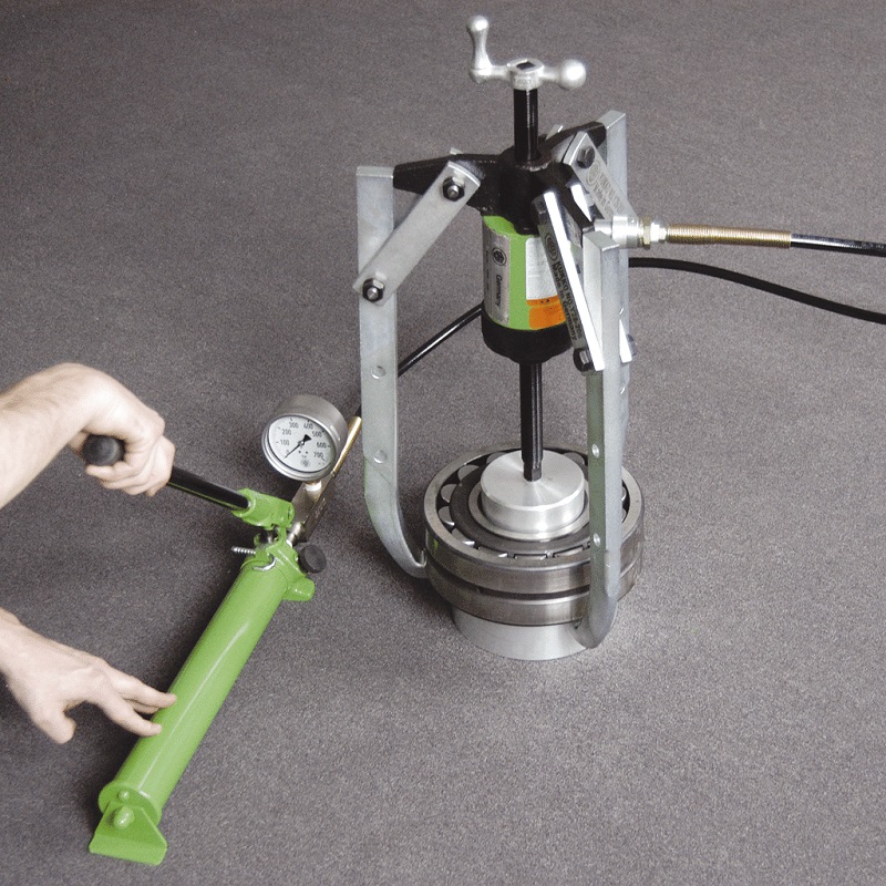 картинка Гидравлический трёхзахватный съёмник с шарнирными захватами, гидроцилиндром с полым поршнем для привода от насоса Kukko Y28-206 от магазина "Элит-инструмент"