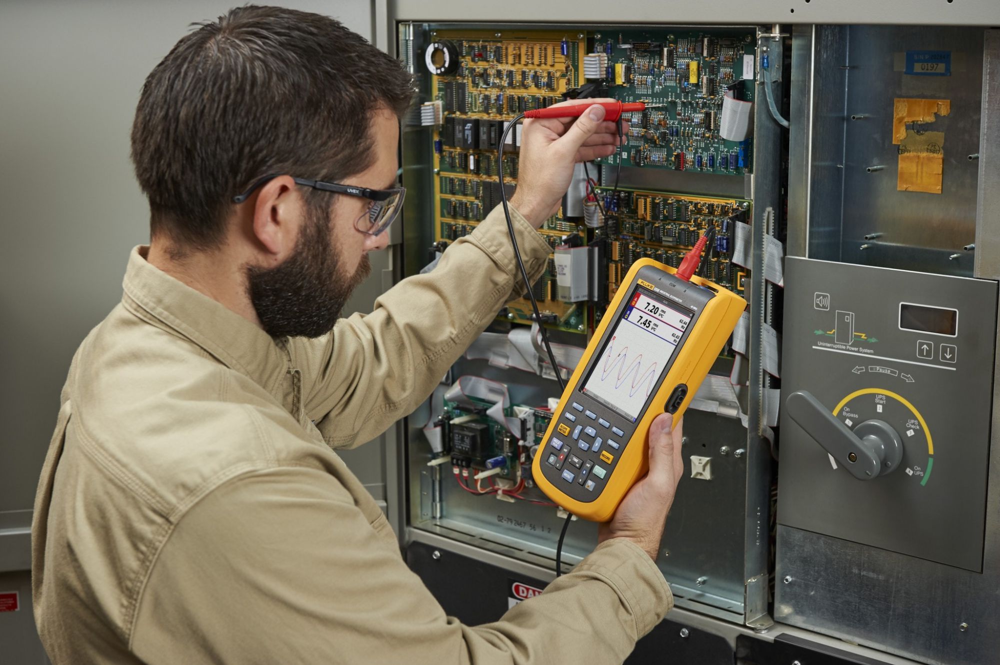 картинка Осциллограф Fluke 123B/EU 4755659 от магазина "Элит-инструмент"